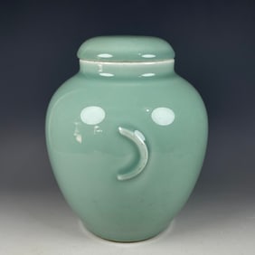 An Exquisite Pea-Green Glaze With Cover Jar