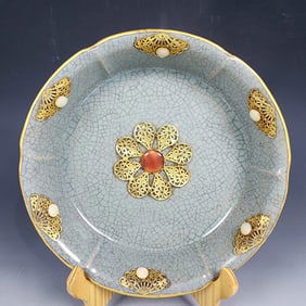 An Exquisite Ru yao Inlaid Gilt Flower Pattern Brush Washer,Inlaid Gems