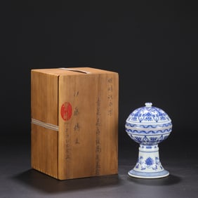 An Exquisite Blue and White Flower Pattern with Cover Bowl