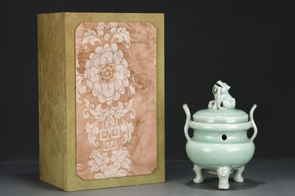 An Exquisite Longquan yao Celadon Glazed Tripod Censer