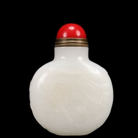 An Exquisite White Jade Dog Pattern Snuff Bottle, Inlaid Gems