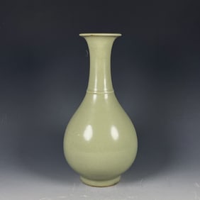 An Exquisite Longquan yao Vase