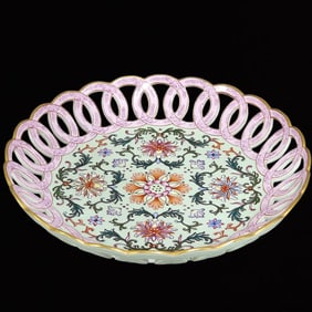 An Exquisite Famille-Rose Flower Pattern Plate