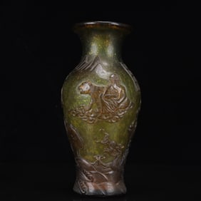 An Exquisite Glass Figure Pattern Vase