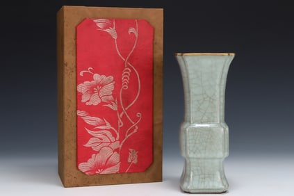 An Exquisite Guan yao Painted Gold Vase,with an Imperial Poem by Emperor Qianlong