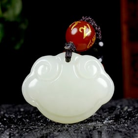An Exquisite White Jade Auspicious Cloud Pattern Pendant