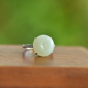An Exquisite Sterling Silver Inlaid White Jade Ring