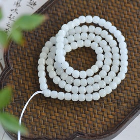 An Exquisite White Jade Necklace