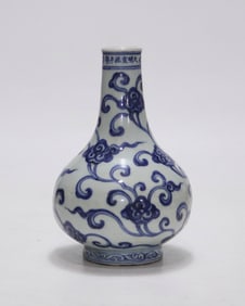 An Exquisite Blue and White Flower Pattern Vase