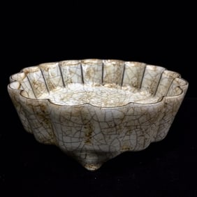 An Exquisite Guan yao Plate