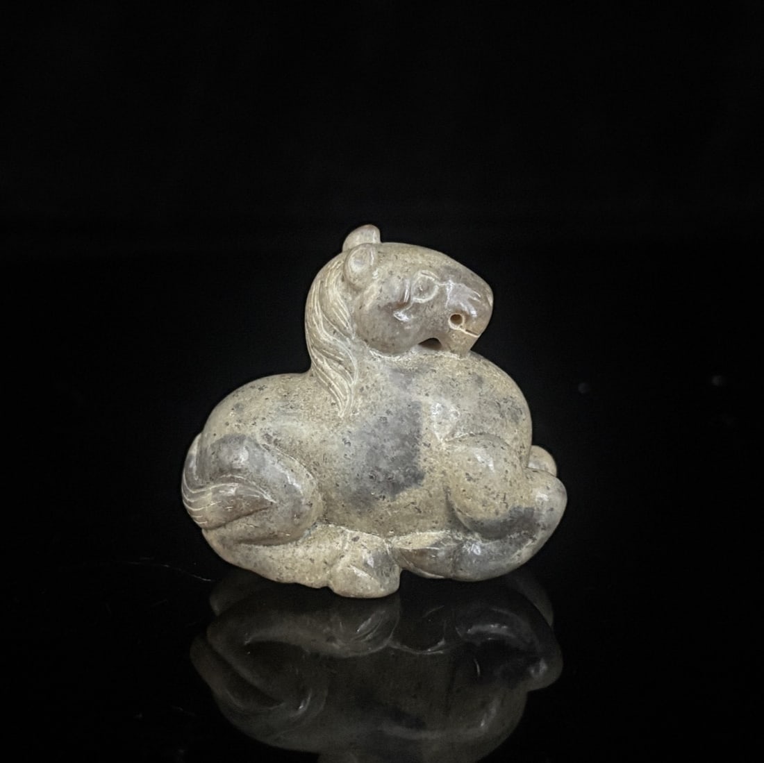 An Exquisite White Jade Horse Ornament: An Exquisite White Jade Horse Ornament Qing Dynasty, China Size:1.8inx1.6inx0.9in Weight:51g白玉马 中国清代 Size:4.5cmx4.0cmx2.2cm Weight:51g