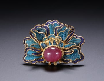 An Exquisite Gilt Bronze Inlaid Gems Ring