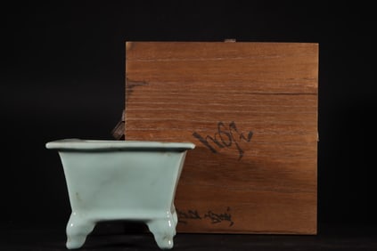 An Exquisite Guan yao Celadon Glazed Basin