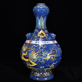 An Exquisite Wucai Phoenix Pattern Flower Pattern Double-Ears Vase