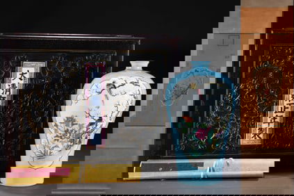 An Exquisite Famille-Rose Green Glazed Painted Gold Flower and Bird Pattern Vase