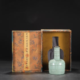 An Exquisite Guan yao Celadon Glazed Vase