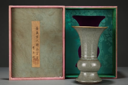 An Exquisite Guan yao Vase