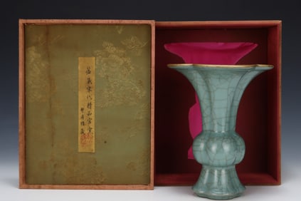 An Exquisite Guan yao Vase
