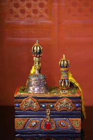 An Exquisite Bronze Dzi Bead Painted Color Ornament