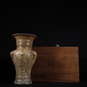 An Exquisite Chai yao Green Glazed Fish Pattern Vase