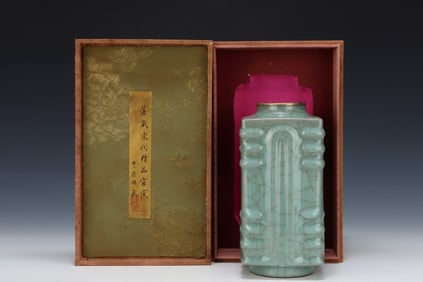 An Exquisite Guan yao Vase