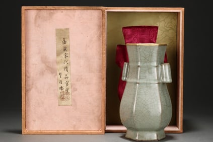 An Exquisite Guan yao Double-Ears Vase