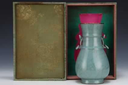 An Exquisite Guan yao Double-Ears Vase