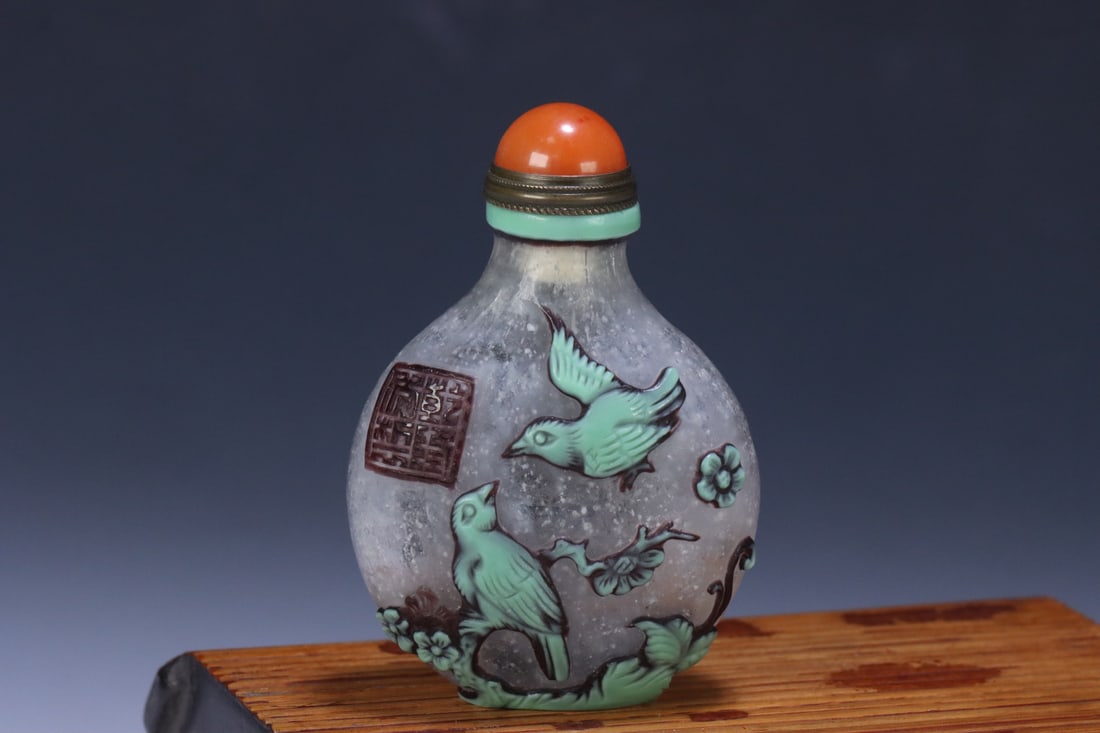An Exquisite Glass Flower and Bird Pattern Snuff Bottle (1 of 9)