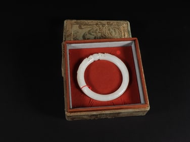 An Exquisite White Jade Dragon Pattern Bracelets