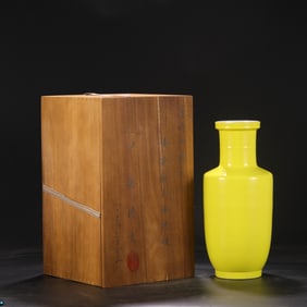 An Exquisite Yellow Glazed Vase