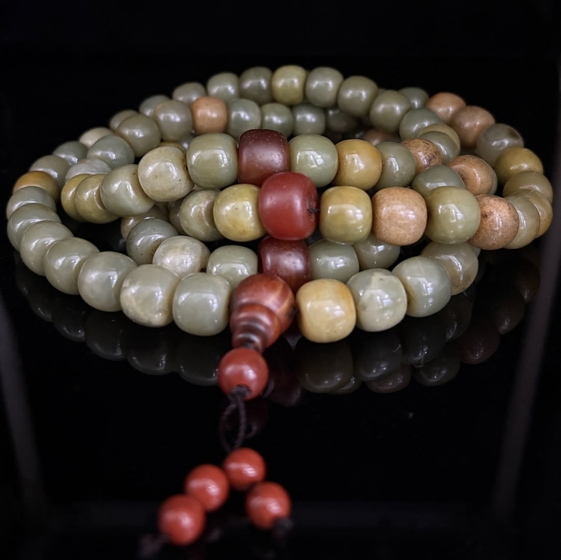 An Exquisite White Jade Round beads: An Exquisite White Jade Round beads Qing Dynasty, China Size:5.5in白玉珠佛珠 中国清代 Size:14cm