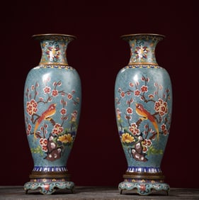 An Exquisite Cloisonne Lotus Pattern Flower and Bird Pattern Vase