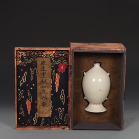 An Exquisite Ding yao Fish-Shaped Vase