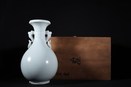 An Exquisite Guan yao Double-Ears Vase