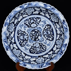 An Exquisite Blue and White Flower Pattern Plate
