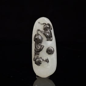 An Exquisite White Jade Mouse Pattern Ornament