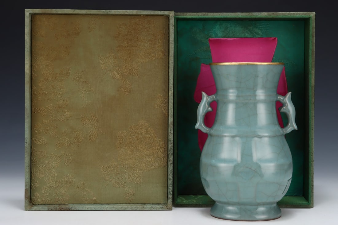 An Exquisite Guan yao Double-Ears Vase: An Exquisite Guan yao Double-Ears Vase Song Dynasty, China Size:8.8inx5.9in官窑双耳瓶 中国宋代 Size:22.3cmx15cm