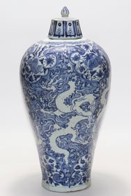 An Exquisite Blue and White Seawater Pattern Dragon Pattern Vase