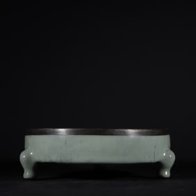 An Exquisite Guan yao Celadon Glazed Tripod Brush Washer