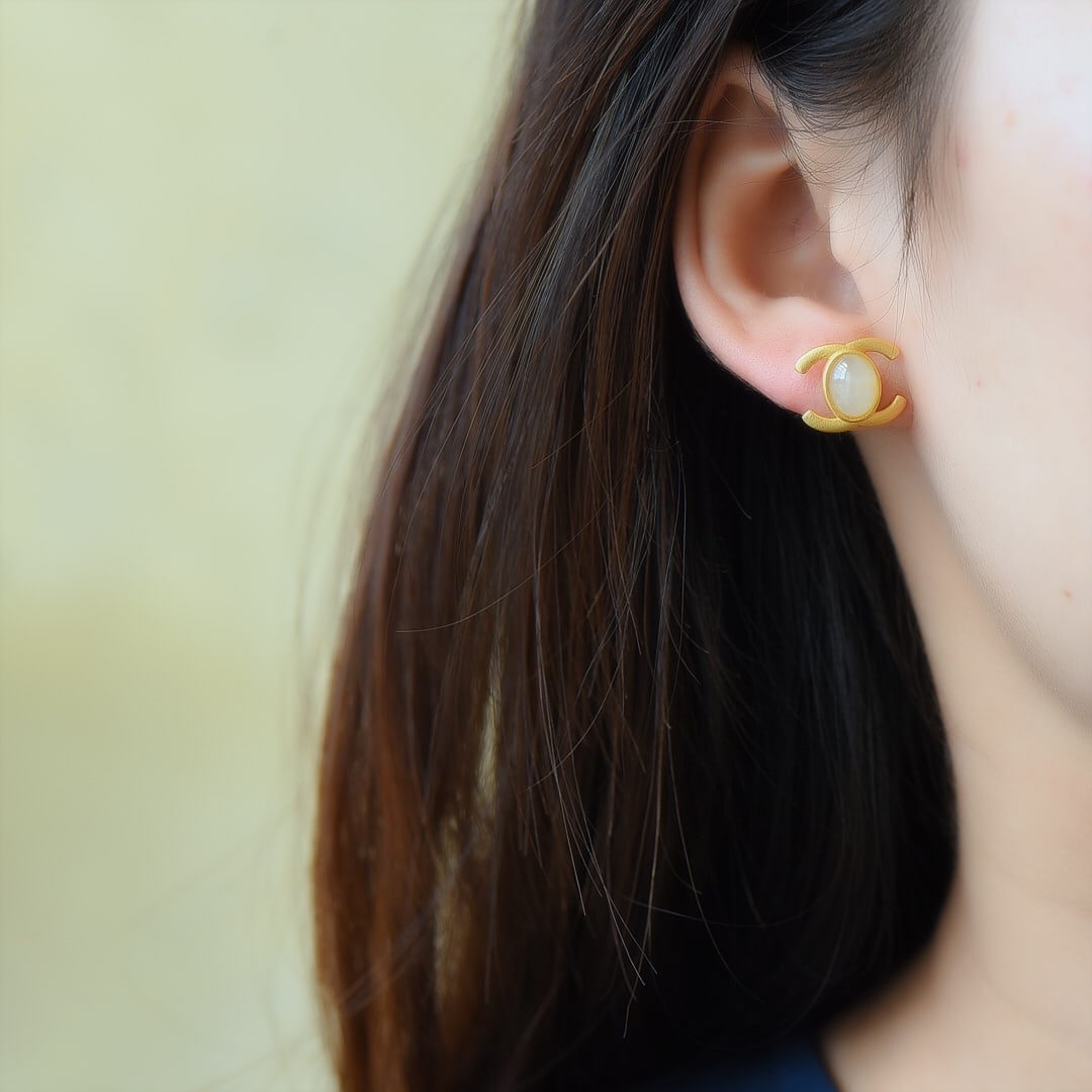 A Pair of Exquisite Sterling Silver-Gold Plated Inlaid White Jade Earrings: A Pair of Exquisite Sterling Silver-Gold Plated Inlaid White Jade Earrings ???????????