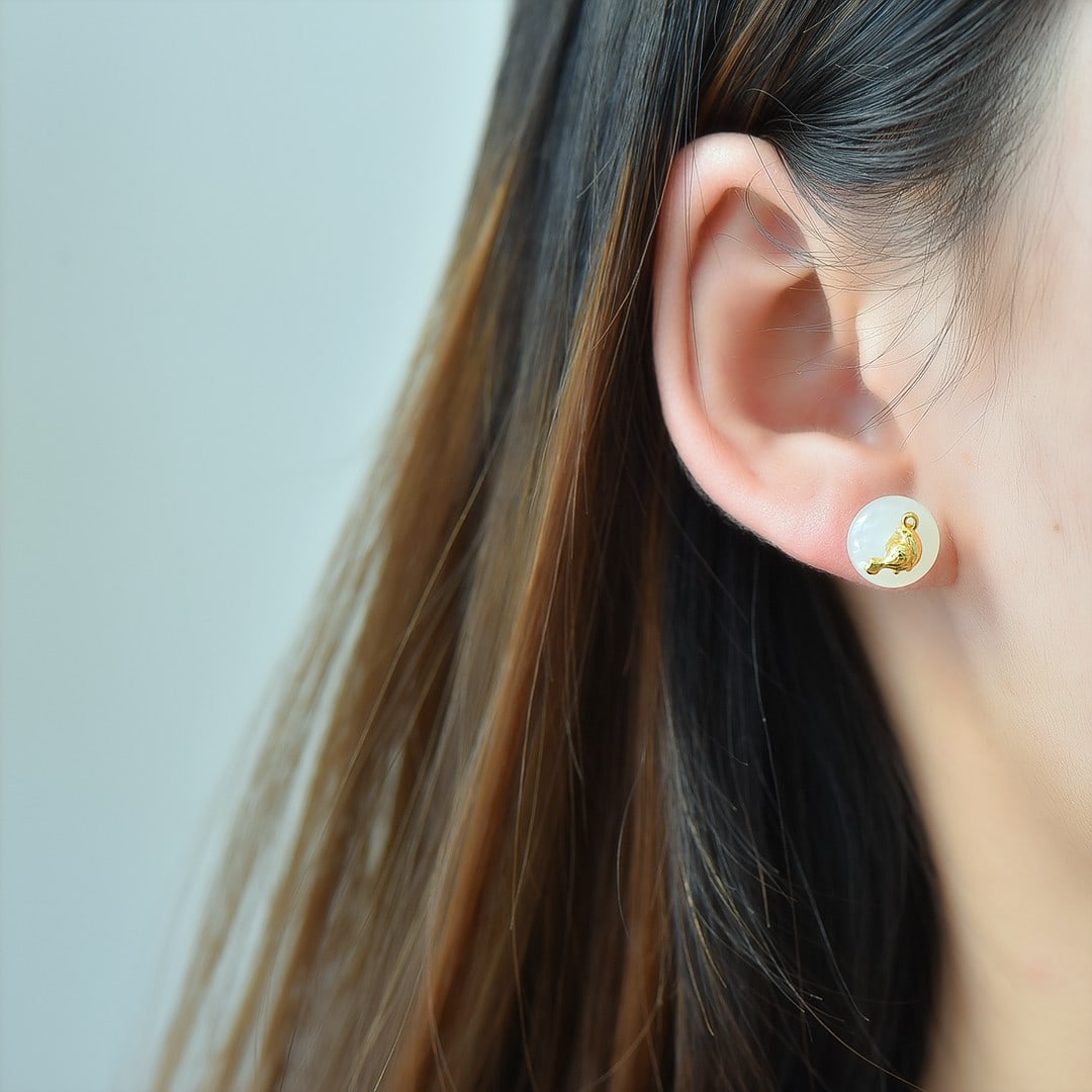 A Pair of Exquisite Sterling Silver-Gold Plated Inlaid White Jade Earrings: A Pair of Exquisite Sterling Silver-Gold Plated Inlaid White Jade Earrings,Size:10mmx10mm ???????????