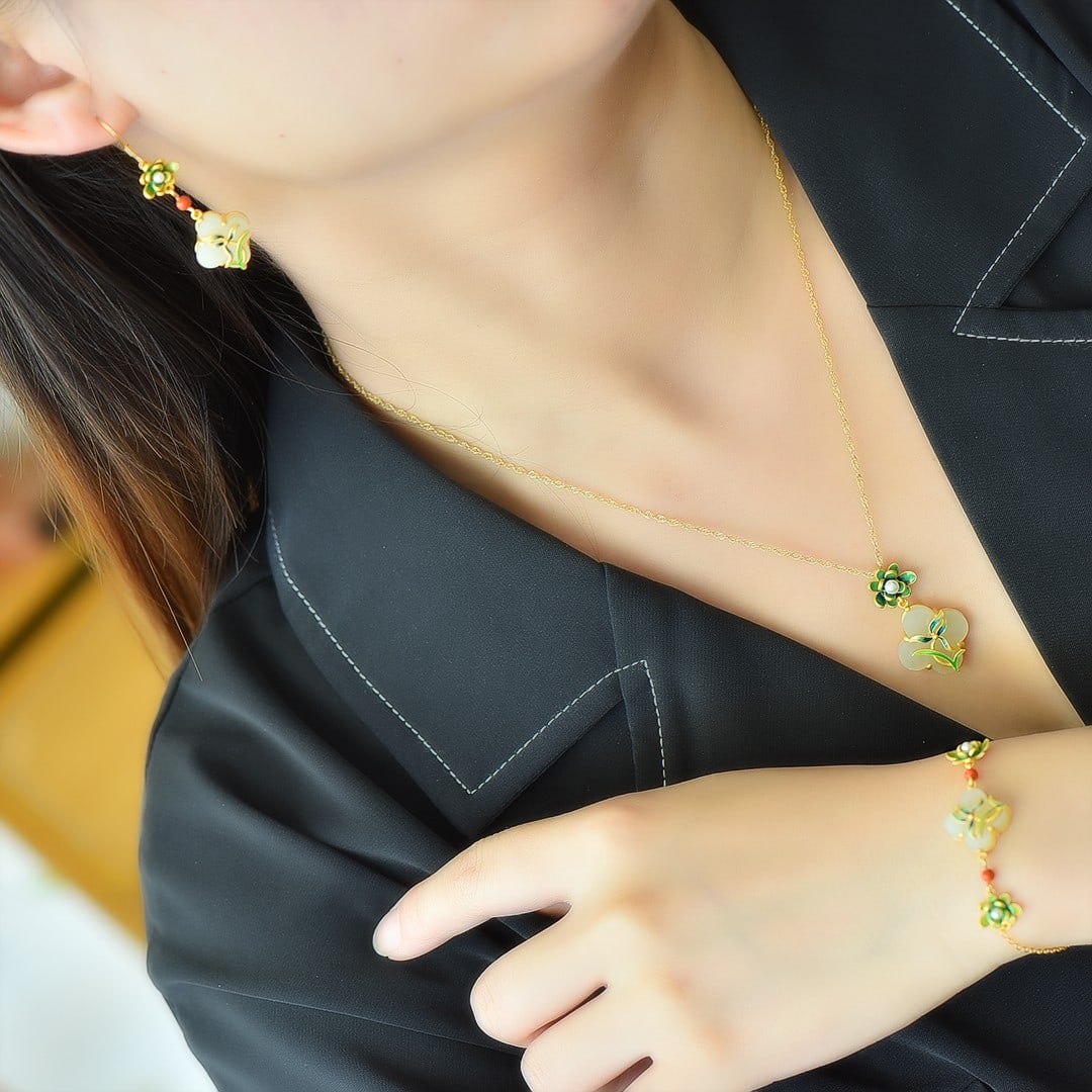 A Set of Fine Sterling Silver-Gold Plated Inlaid White Jade Enamel Jewelrys: A Set of Fine Sterling Silver-Gold Plated Inlaid White Jade Enamel Jewelrys ??????????????