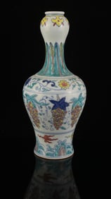 An Exquisite Wucai Grapes Pattern Vase