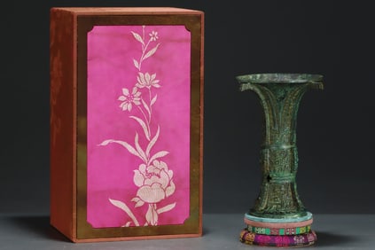 An Archaic Bronze Beast-Face Pattern Vase