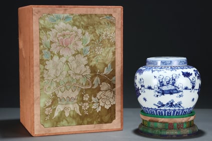 An Exquisite Blue and White Character and Story Pattern Cover Jar