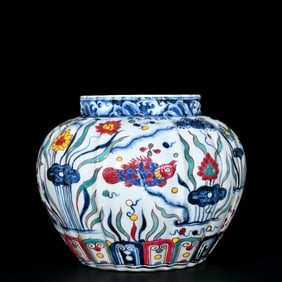 An Exquisite Wucai Fish and Algae Pattern Jar