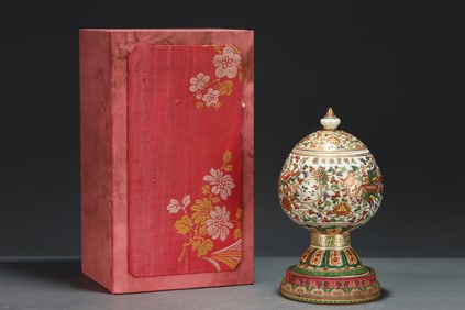 An Exquisite Wucai Painted Gold Lotus and Phoenix Pattern Stem Cover Jar