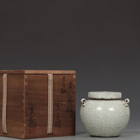 An Exquisite Ge yao White Glazed Cover Jar