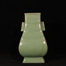 An Exquisite Longquan yao Celadon Glazed Double-Ears Vase