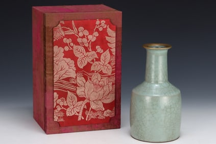 An Exquisite Guan yao Celadon Glazed Cover with Gold Vase